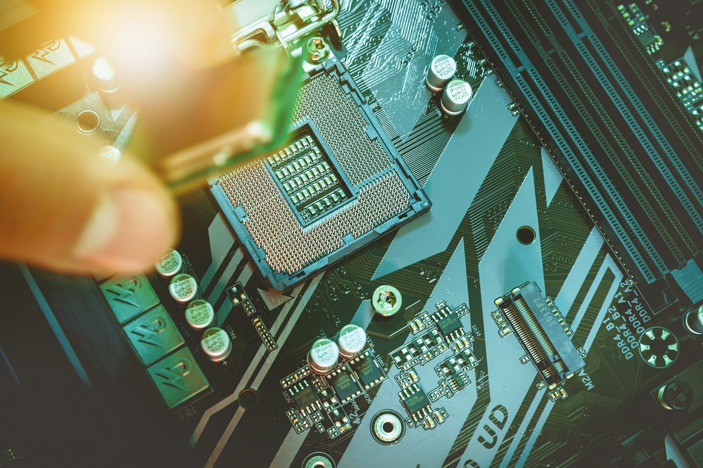 Detailansicht eines Computer-Motherboards bei der Wartung